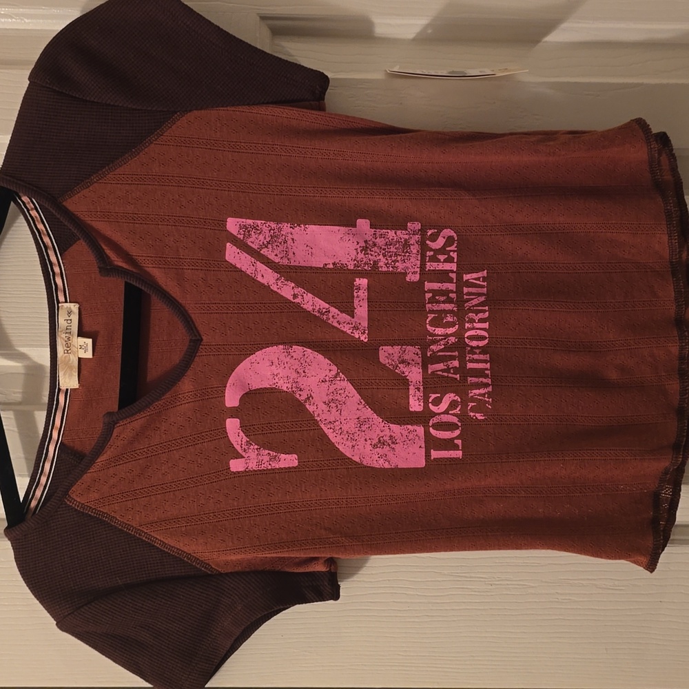 REWIND BRAND WOMAN'S JUNIOR BURGUNDY & PINK SHORT SLEEVES TEE-SHIRT SIZE MEDIUM